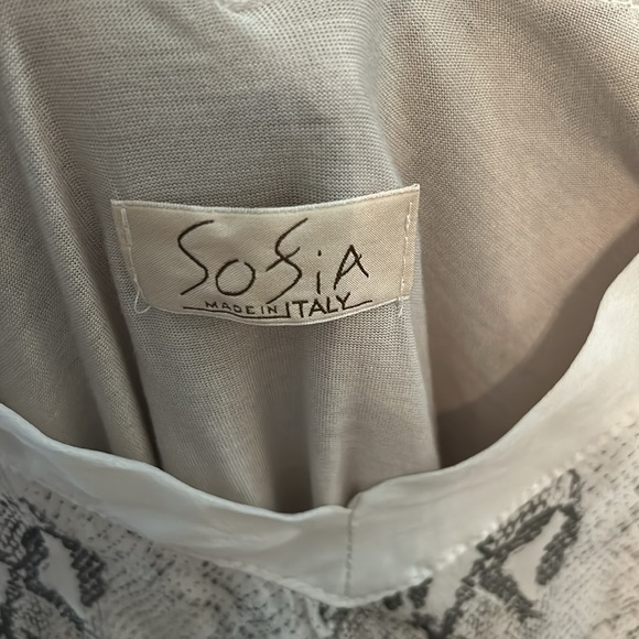 Flowy v-neck top - Picture 2 of 3